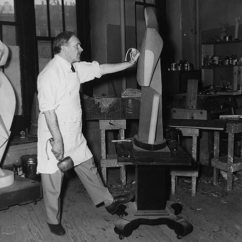 #AprendoArte365 Un 25 de febrero, pero de 1964, moría el escultor #AlexanderArchipenko, gran referente de las #Vanguardias del S. XX. Atraído inicialmente por el #Cubismo, revolucionó la escultura del momento al convertir el espacio vacío en un elemento fundamental de sus obras.