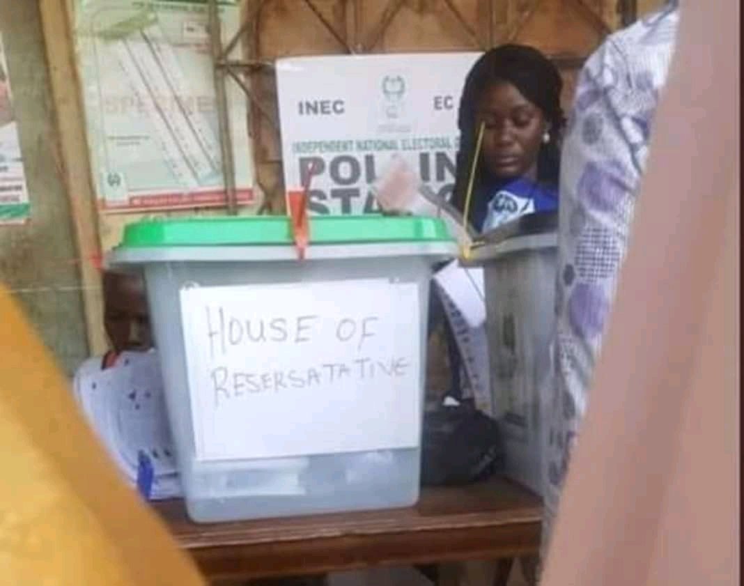 FunVillaComedy's tweet photo. Nigerians What is written there???
House of what??
#markangelcomedy #nigeriadecides2019 #9japarol #music #xploitcomedy #mumuboyscomedy #princewisdom #nigerianinec #BuhariMustGo #AtikuIsWinning https://t.co/ASQFaVByJe