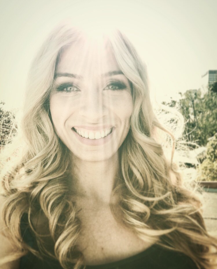 TheMariahJune's tweet photo. I can see clearly now the rain is gone! π€βοΈ Whatβs everybody doing for the #Oscars on this beautiful day? π
#Oscars2019 #MariahJune #AcademyAwards https://t.co/JlwfXqDJww