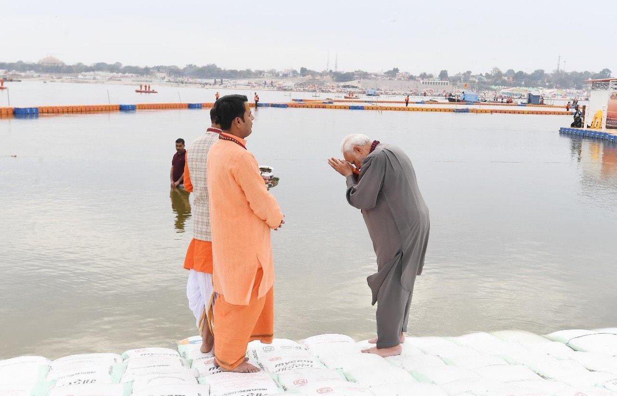 Rammy_tweets's tweet image. Anybody with a basic photography knowledge can tell you that this shoot was pre-planned. 

u dont do this while doing a pooja unless u wana show it to the world that u did it. 

n these r posted on Instagram. wow!! 

#NamumkinAbMumkinHai 
#ModiAtKumbh