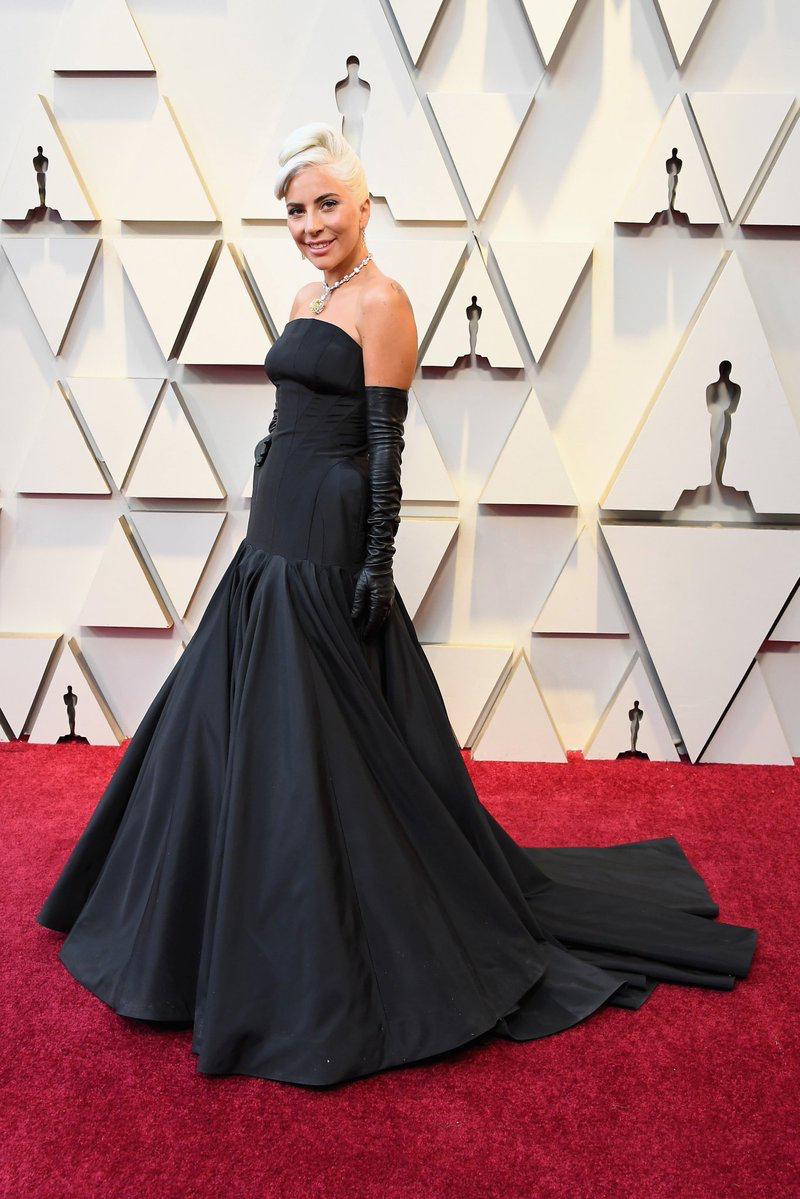 TomyKMonster's tweet photo. Lady Gaga is wearing Alexander McQueen dress &amp; Tiffany &amp; Co's $30M 128-carat diamond at the 91st Annual Academy Awards!
What a legend. #Oscars https://t.co/kuPcpd5gc9