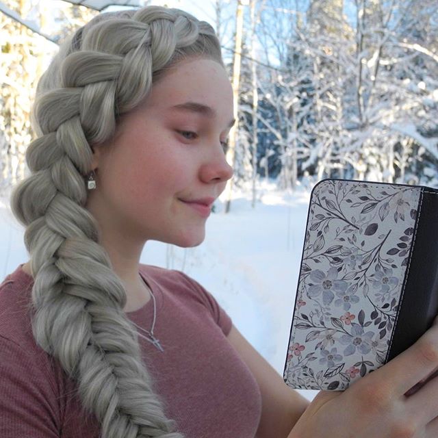 hanohanogram's tweet photo. That braids are cute! 😍✨
@cutebraids_by_emma
Link in BIO
.
.
.
.
.
#hanogram #hanogramcase #design #style #lifestyle #unique #iphone8plus #iphone8pluscase #inspiration #girlsweekend #girlythings #customize #snow #walletcase https://t.co/kfx05zSPV3