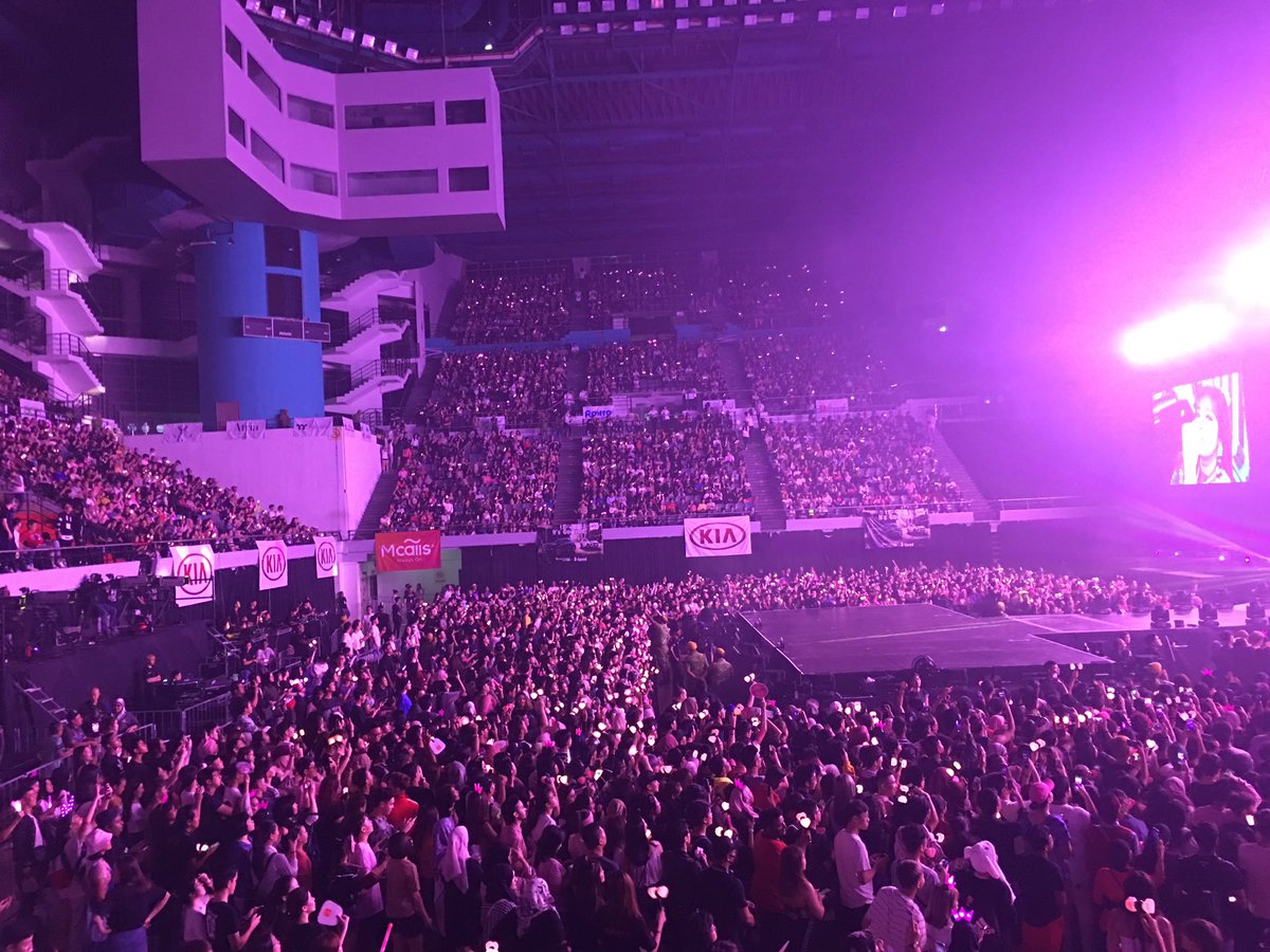 ppeulisa's tweet photo. Best night ever 🖤💖 #blackpink #inyourarea #jisoo #jennie #rosé #lalisa https://t.co/RG7En31Lll