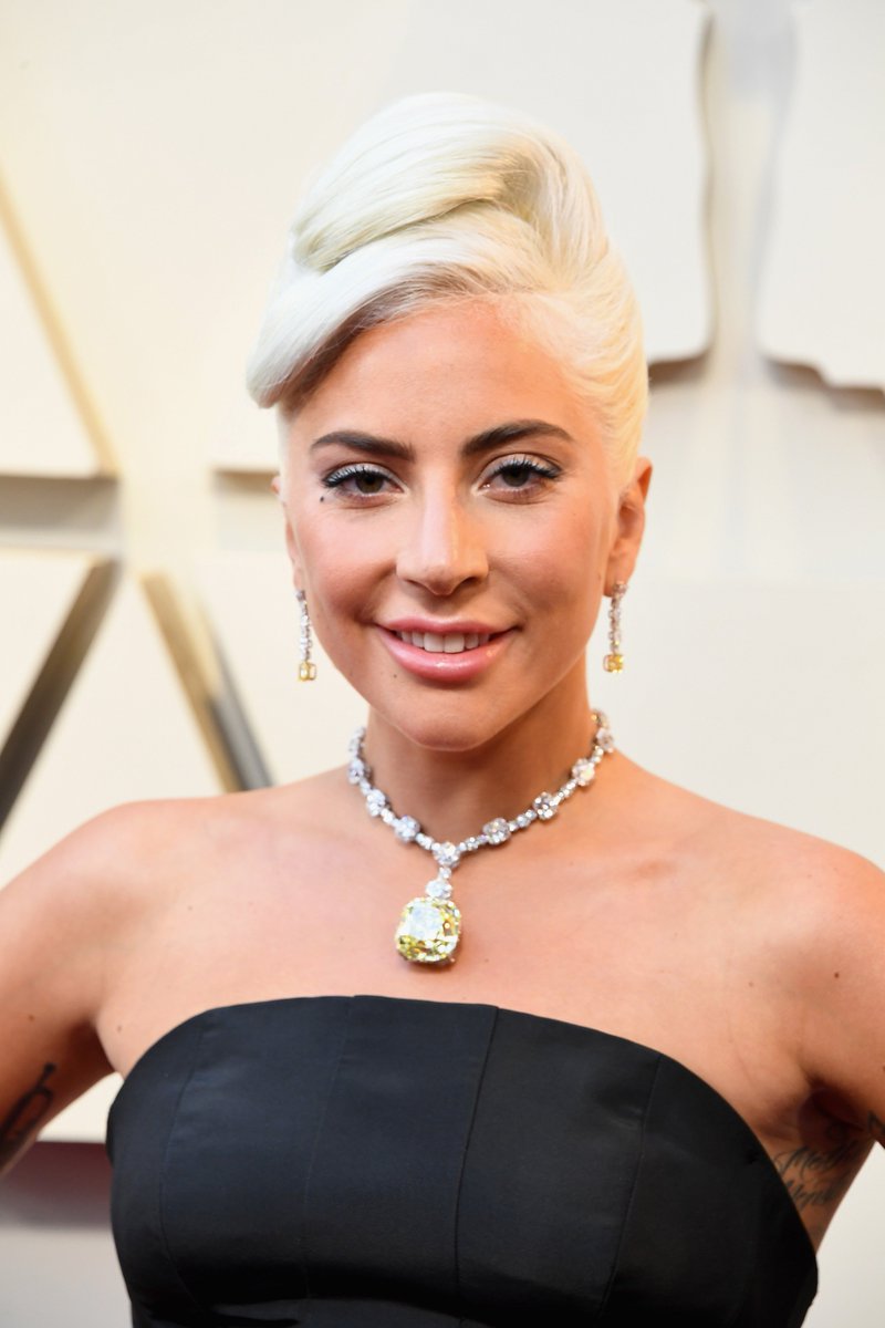 etnow's tweet photo. Gaga is literally serving HAIR, BODY and FACE at the #Oscars https://t.co/ApePVnntTt