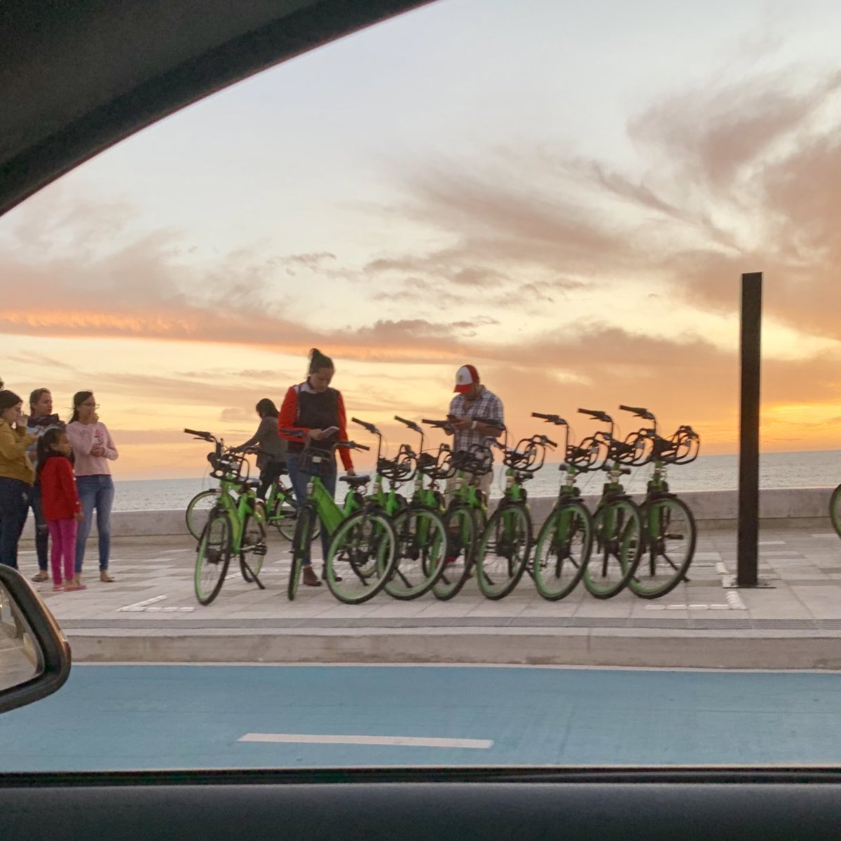 QuirinoOC's tweet photo. Hermosa tarde de domingo, se respira un ambiente familiar y de fiesta previo al carnaval en Mazatlán. ¿Van a venir? #PuroSinaloa 👊🏼 https://t.co/TQuZUsTIE3