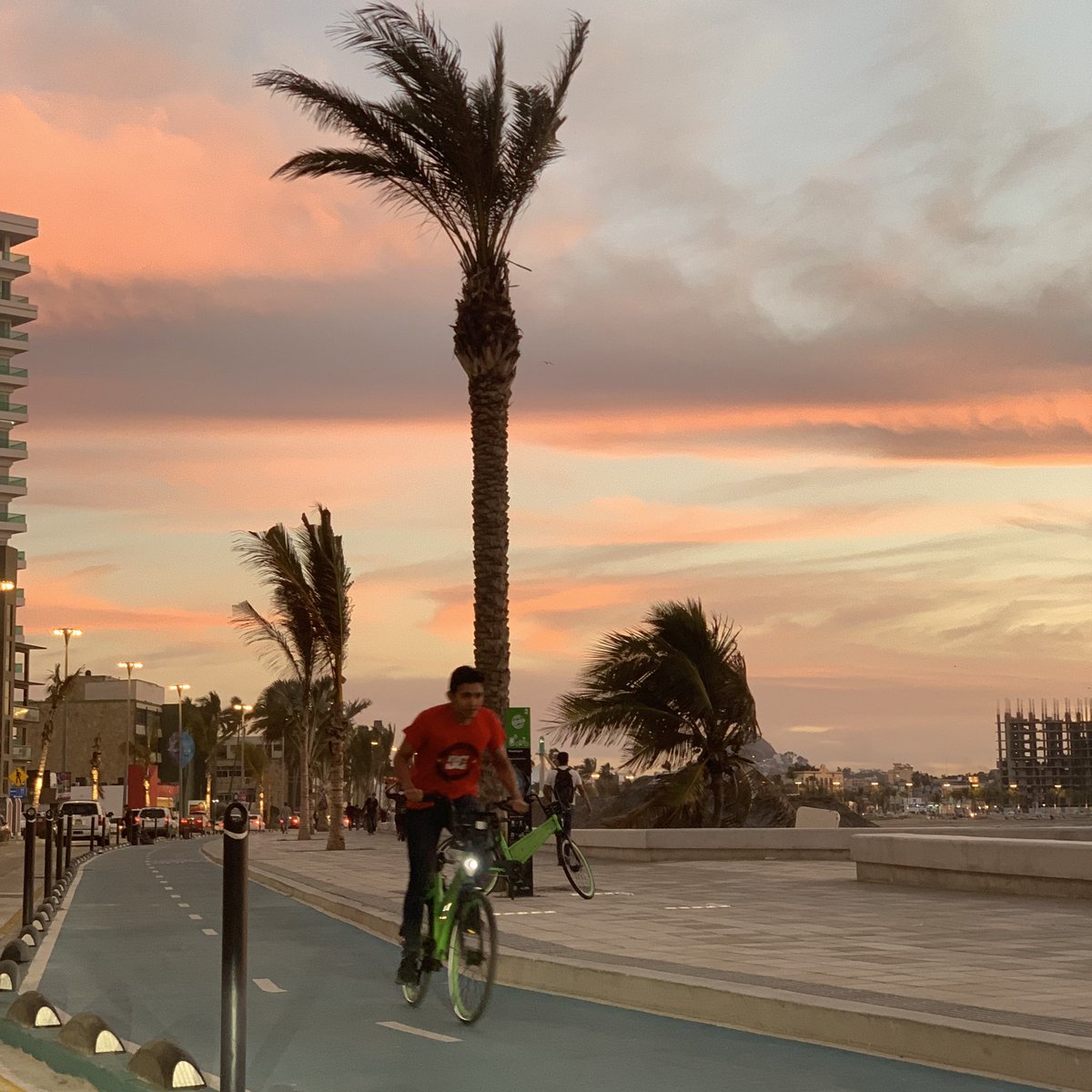 QuirinoOC's tweet photo. Hermosa tarde de domingo, se respira un ambiente familiar y de fiesta previo al carnaval en Mazatlán. ¿Van a venir? #PuroSinaloa 👊🏼 https://t.co/TQuZUsTIE3