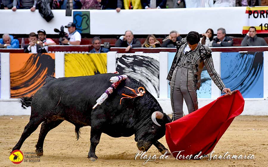 Enrique Ponce y Ramsés a hombros en el cierre de nuestra temporada. Castella corta una oreja. Toros de E. Gutiérrez.