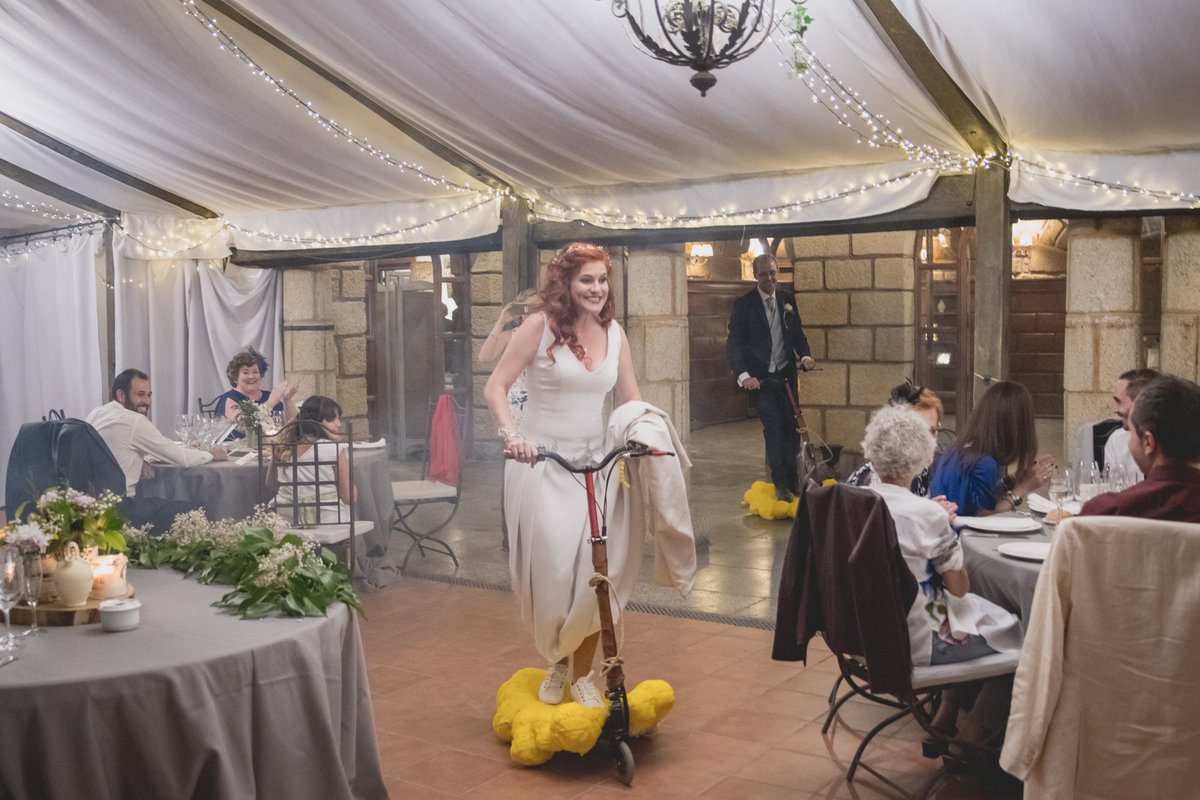 Marisol_Alfalla's tweet photo. La mejor entrada del mundo al banquete nupcial! 🎶Volando, volando, siempre arriba!
.
The best bridal feast entrance ever! 🎶Cha-La Head-Cha-La!
.
#geekwedding #dragonball #kintoncloud #goku #frikiboda #diy #handmade #bridalfeast #befreak #geekgirl @m1kel_QC https://t.co/JoOs3IqO1m