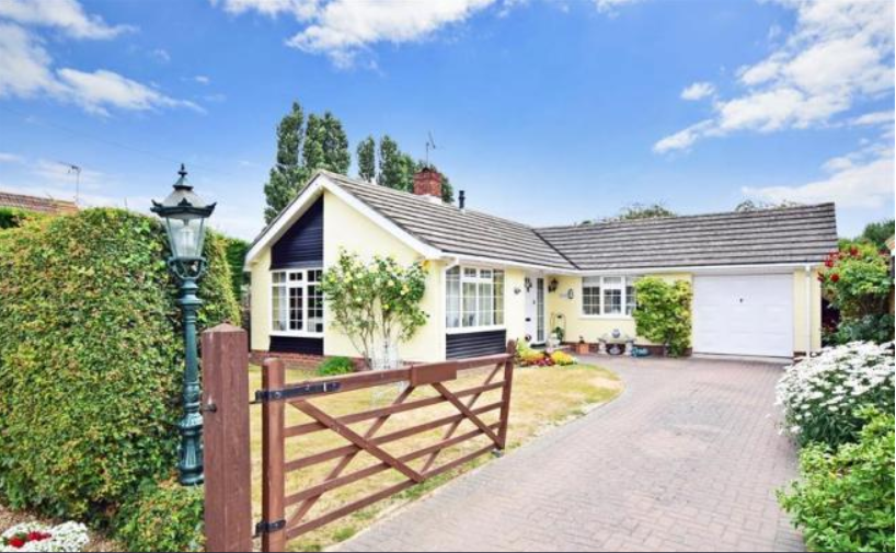 HomewiseLtd's tweet image. Take a look at this light and bright 2 bed #bungalow in #Chichester, offering character throughout with a #featurefireplace and a cottage style kitchen rightmove.co.uk/property-for-s… Homewise guide price: £251,500 #WestSussex