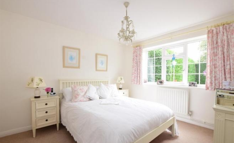 HomewiseLtd's tweet image. Take a look at this light and bright 2 bed #bungalow in #Chichester, offering character throughout with a #featurefireplace and a cottage style kitchen rightmove.co.uk/property-for-s… Homewise guide price: £251,500 #WestSussex