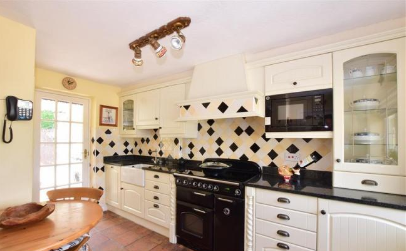HomewiseLtd's tweet image. Take a look at this light and bright 2 bed #bungalow in #Chichester, offering character throughout with a #featurefireplace and a cottage style kitchen rightmove.co.uk/property-for-s… Homewise guide price: £251,500 #WestSussex
