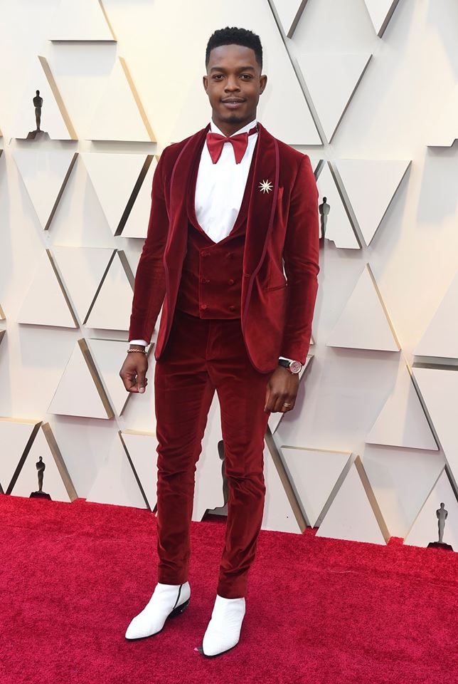 MariluGarca5's tweet photo. Stephan James con esmoquin achupinado en chiffón rojo de tres piezas y botas de cuero blancas
#Oscars
#RRSSUNID https://t.co/jlq0jvmYCt
