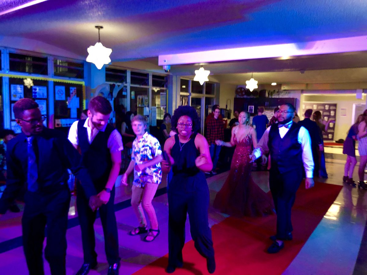 teamDogsHouse's tweet photo. Got the red carpet treatment at the Stars@Short-Denney Oscar Gala! Thanks to all the students and to Carl Olds, their resident master, for throwing a fantastic party! You looked fabulous!! @ucastars @ucabears https://t.co/gLV7TdmaRu