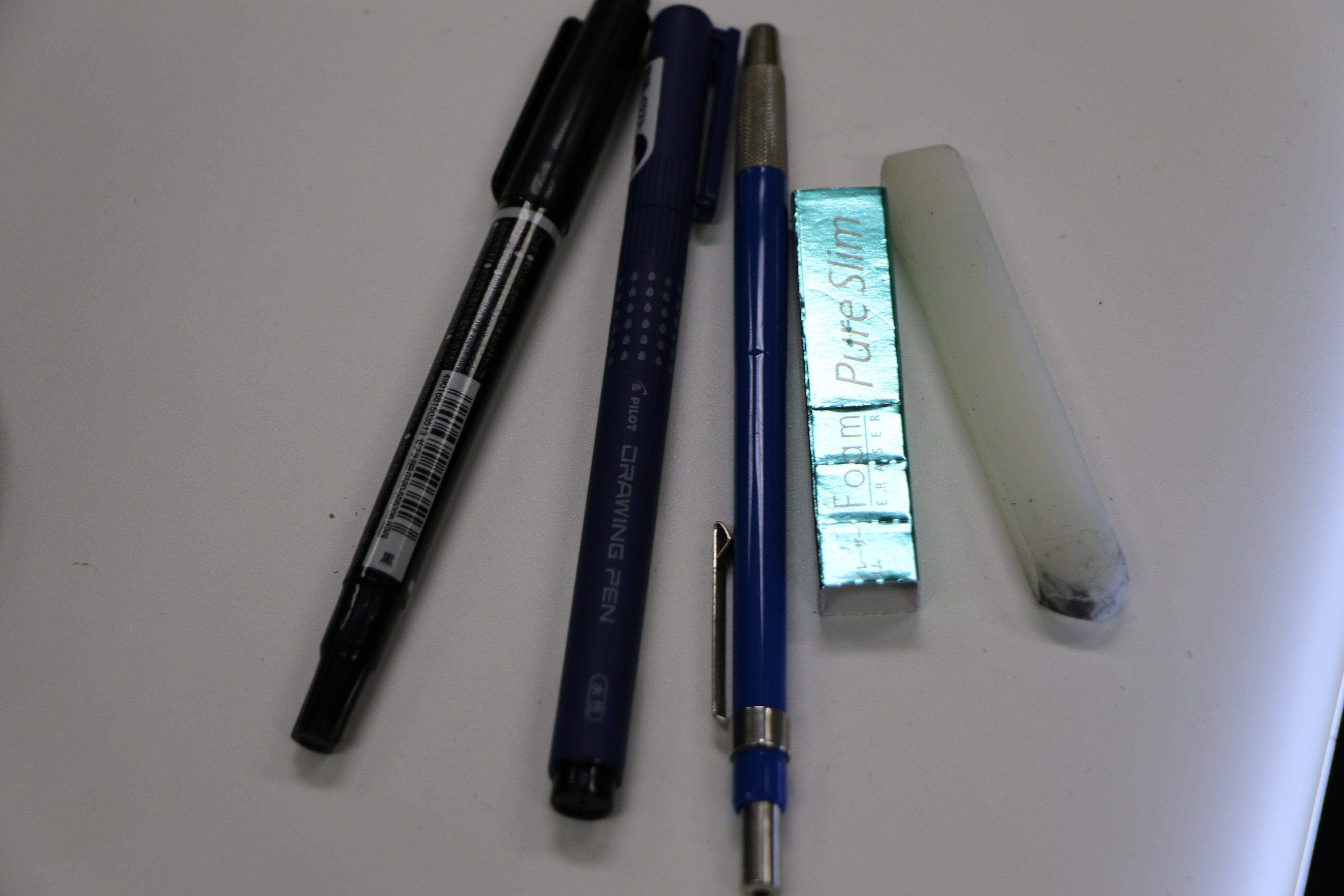 ありがひとし Arigahitoshi Rt Gamefreak Info 使用画材紹介 杉森さんが クインティ の 色紙で下絵から清書までに使った画材はこちらです ステッドラー マルス テクニコ芯ホルダー 780 C サクラクレパス 消しゴム ピュアスリム Pilot