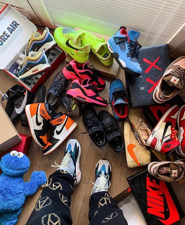 Sunday is for cleaning up and organizing. What sneakers have been in your rotation lately? #kicksonfire 📸 <a href="/sante/">shoox.</a>