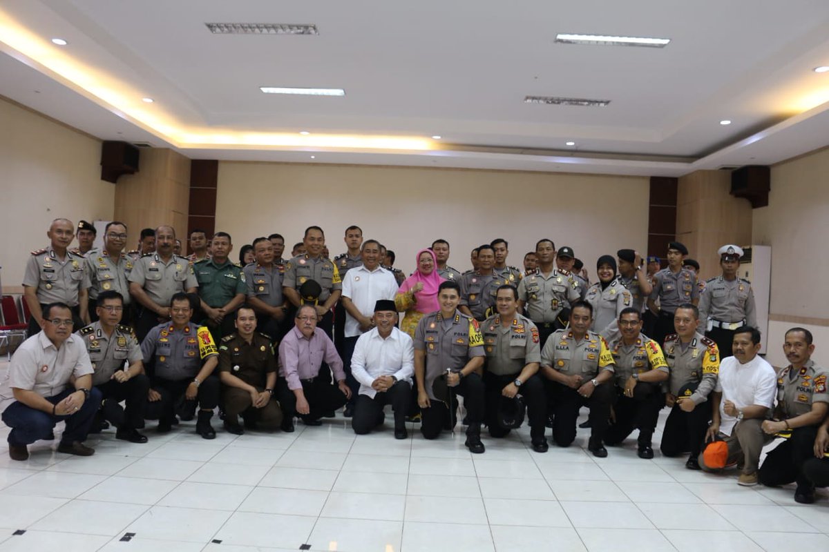 Rahmat_Effendi_'s tweet photo. Penyerahan hibah kendaraan roda 4 milik Pemerintah Kota Bekasi kepada Polres Metro Bekasi Kota sebanyak 17 Unit, untuk menunjang kinerja dan mobilitas pengamanan di wilayah (23/02) https://t.co/A2NmszFp6c