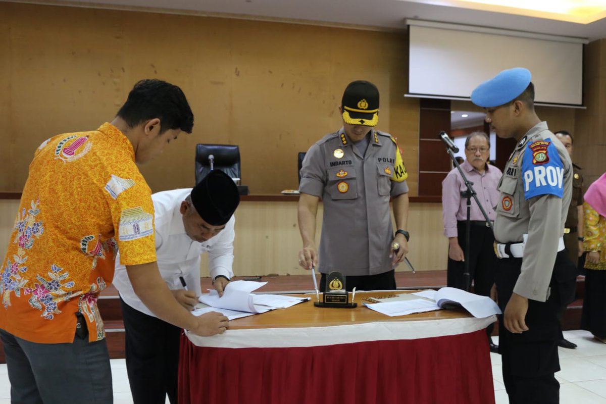 Rahmat_Effendi_'s tweet photo. Penyerahan hibah kendaraan roda 4 milik Pemerintah Kota Bekasi kepada Polres Metro Bekasi Kota sebanyak 17 Unit, untuk menunjang kinerja dan mobilitas pengamanan di wilayah (23/02) https://t.co/A2NmszFp6c