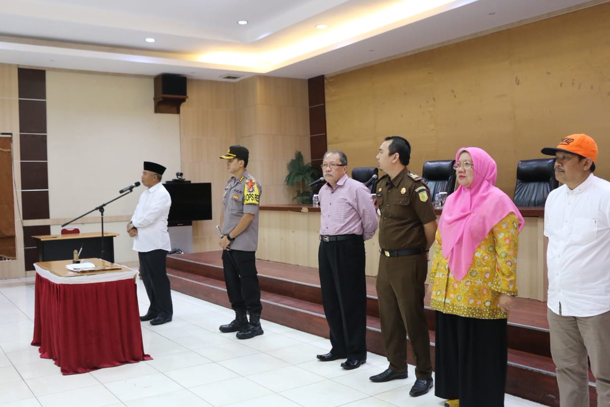 Rahmat_Effendi_'s tweet photo. Penyerahan hibah kendaraan roda 4 milik Pemerintah Kota Bekasi kepada Polres Metro Bekasi Kota sebanyak 17 Unit, untuk menunjang kinerja dan mobilitas pengamanan di wilayah (23/02) https://t.co/A2NmszFp6c