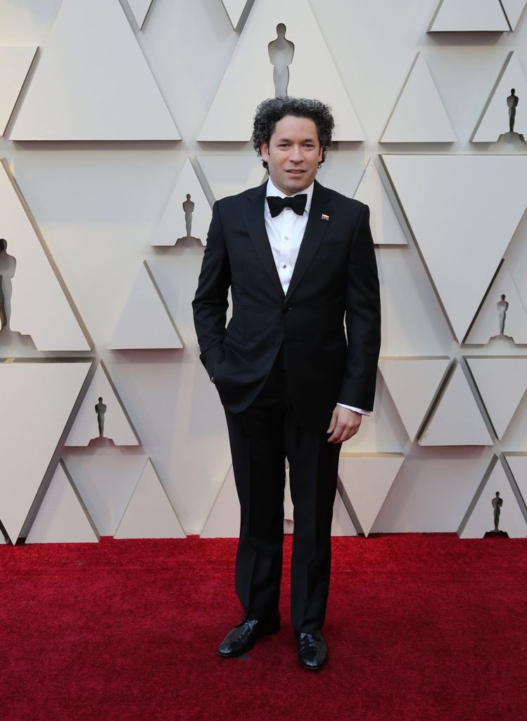 revistavay's tweet photo. Gustavo Dudamel dirigio a la Orquesta Filarmónica de Los Angeles durante el 'In Memoriam', que recuerda a los profesionales del cine fallecidos en el último año #oscar #OscarEnTNT https://t.co/4oOZSM3Kwa
