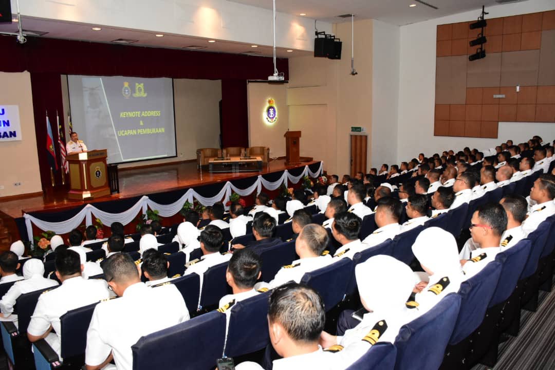 MPA_Barat's tweet photo. Seminar Pegawai Kejuteraan 2019 di @MPPL_TLDM galakkan interaksi antara Pegawai Kejuruteraan di samping berdiskusi ttg isu berkaitan Cwgn Kejuruteraan. Seminar dua hari ini turut beri pendedahan bagi meningkatkan profesionalisme pegawai kejuruteraan.

#NavyNews 
#NavyPeople https://t.co/Cd04M8yuSO