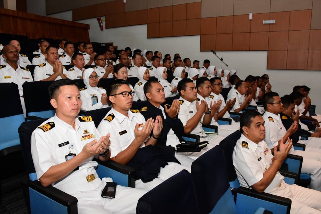 MPA_Barat's tweet photo. Seminar Pegawai Kejuteraan 2019 di @MPPL_TLDM galakkan interaksi antara Pegawai Kejuruteraan di samping berdiskusi ttg isu berkaitan Cwgn Kejuruteraan. Seminar dua hari ini turut beri pendedahan bagi meningkatkan profesionalisme pegawai kejuruteraan.

#NavyNews 
#NavyPeople https://t.co/Cd04M8yuSO