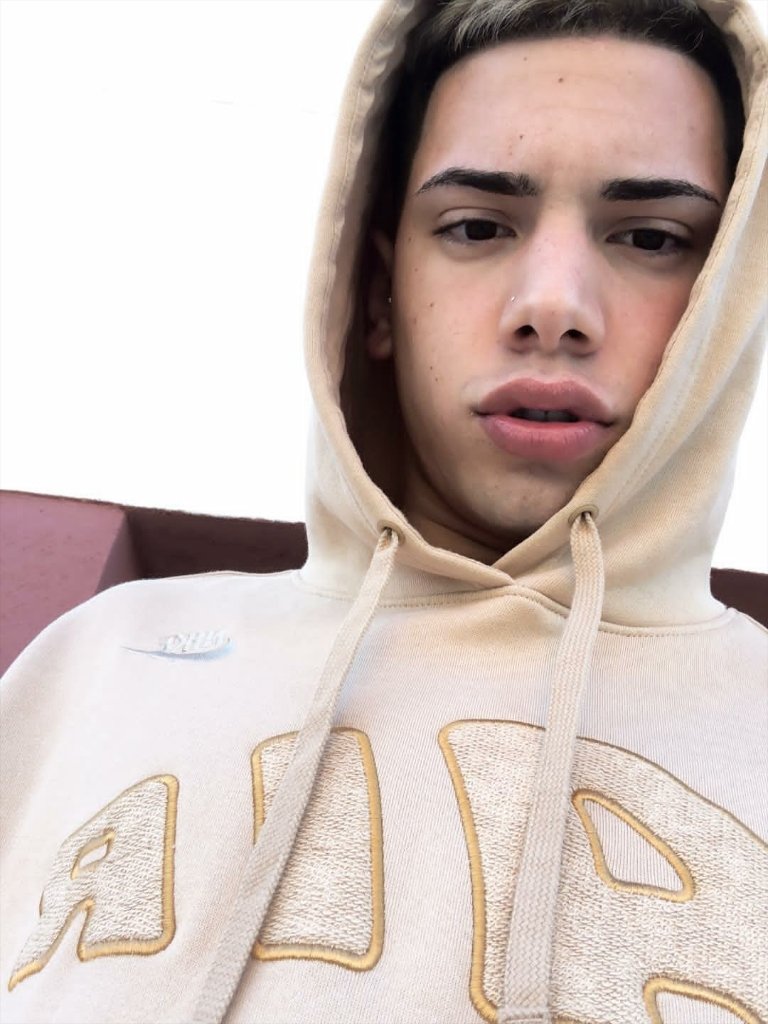 elculitodecko's tweet photo. yo no entiendo la gente que dice que no le gusta nacho fisicamente osea COMO NO TE VA A GUSTAR UN MOROCHO CON LABIOS GRANDES, OJOS CHINITOS, CON UN CUERPAZO, UN CULAZO Y APARTE ALTA SONRISA DIOS????? https://t.co/jlWqzDpetw