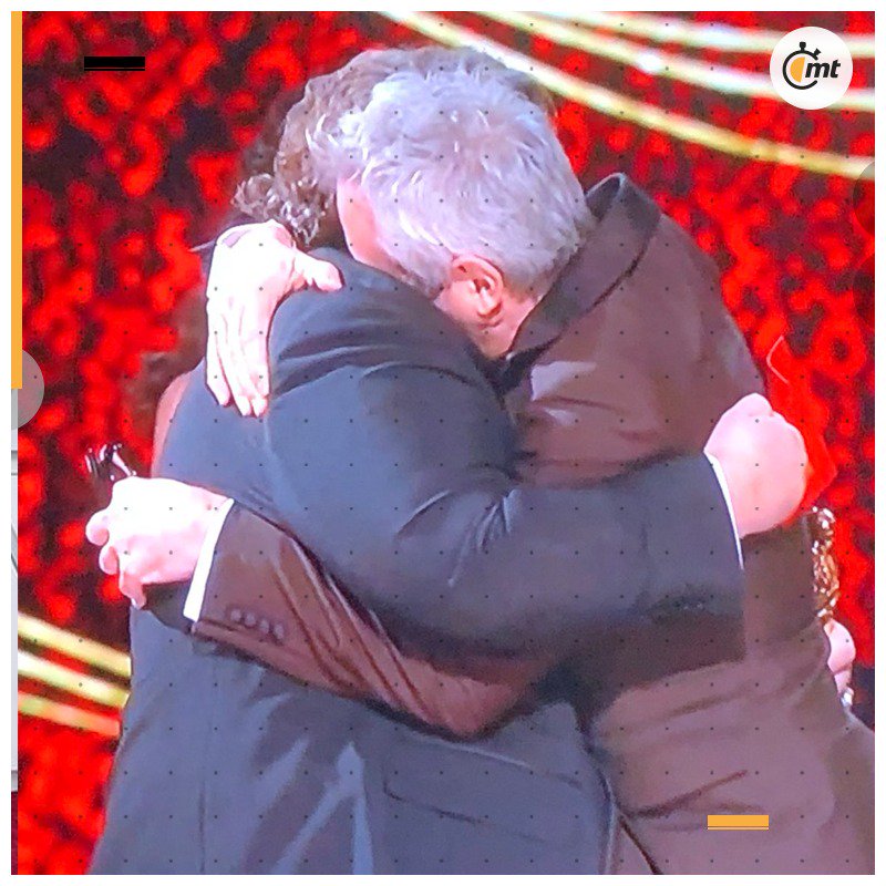 mediotiempo's tweet photo. Este abrazo entre Cuarón y Del Toro es lo más bonito que verás esta noche 💚❤

🇲🇽 ¡Qué fregón es ser mexicano! 🇲🇽
#Oscars https://t.co/lzllj6tjVE
