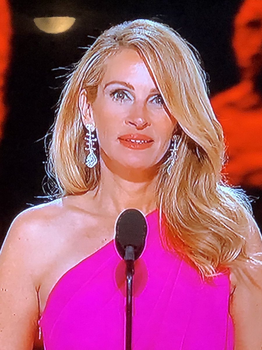 BPReazor's tweet image. #oscars Julia Roberts as Wilma Flinstone? Fishbone earrings! UltraRetro!