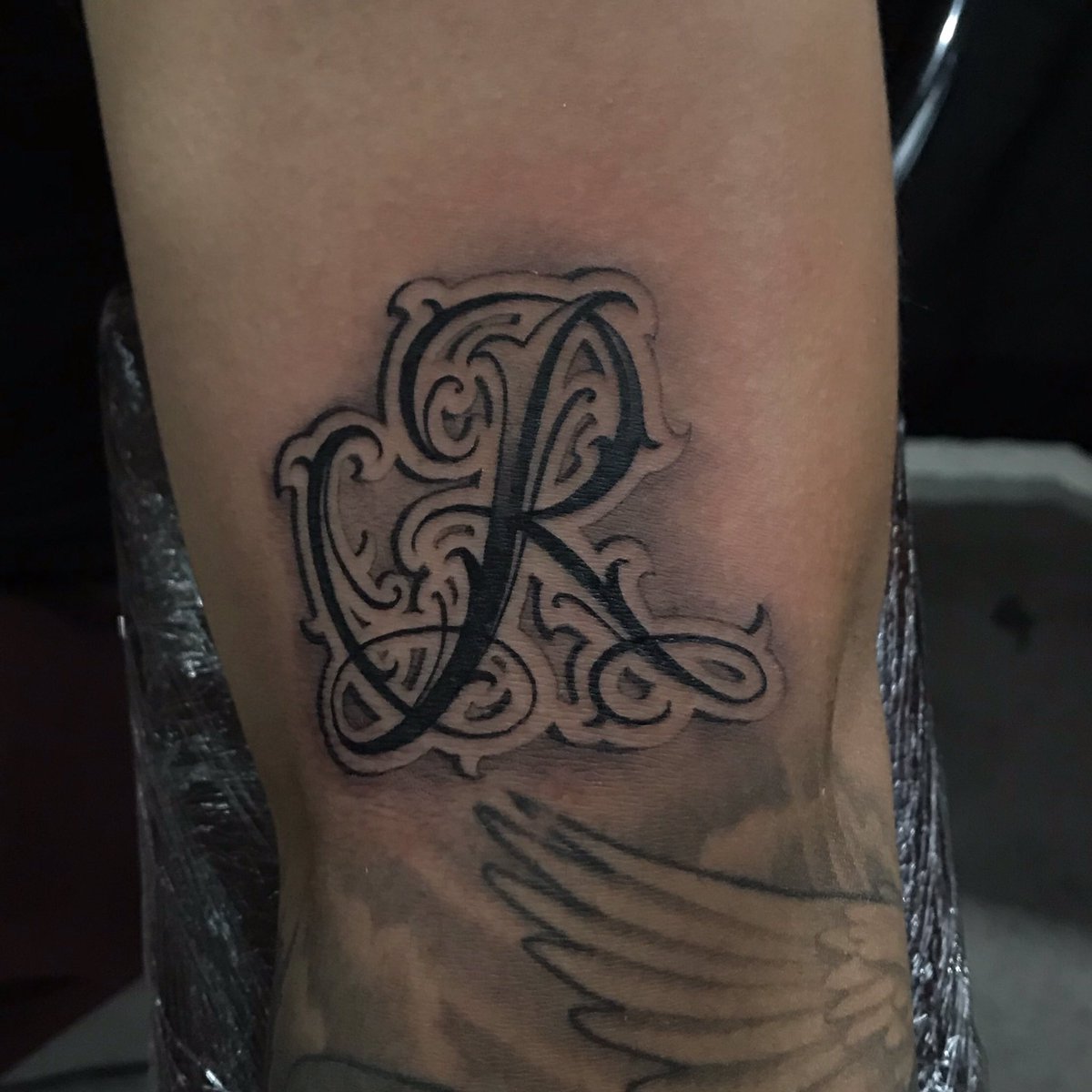tattoobeez's tweet photo. Custom letter R 🙏🏻 follow me on Instagram @tattoobeez https://t.co/h1fH1WzBc2