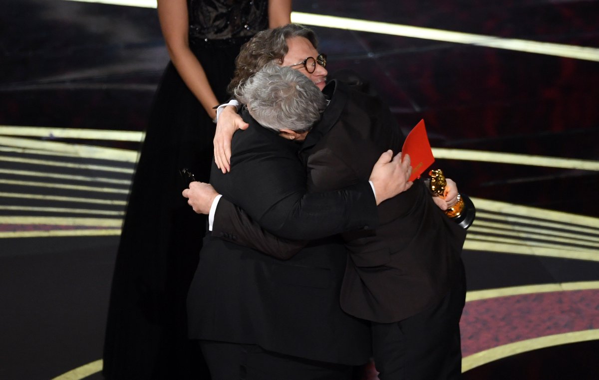voguelatam's tweet photo. Definitivamente, el MEJOR momento de la noche: el abrazo de Alfonso Cuarón y Guillermo Del Toro. #Oscars2019 https://t.co/X7FRDaQAOX