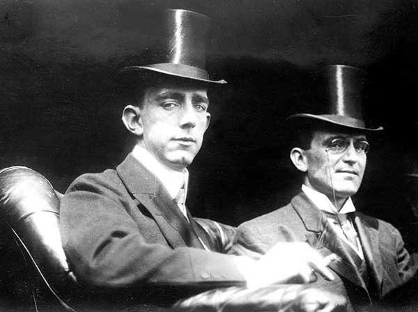 voguevault's tweet photo. The earliest top hat is often attributed to #JohnHetherington. His first public outing in the top hat caused a riot, and he was later charged. It later gained acceptance thanks to #BeauBrummel, who was an innovator in fashion at the time and was a close friend of #KingGeorgeIV. https://t.co/w6dc1BOzUn