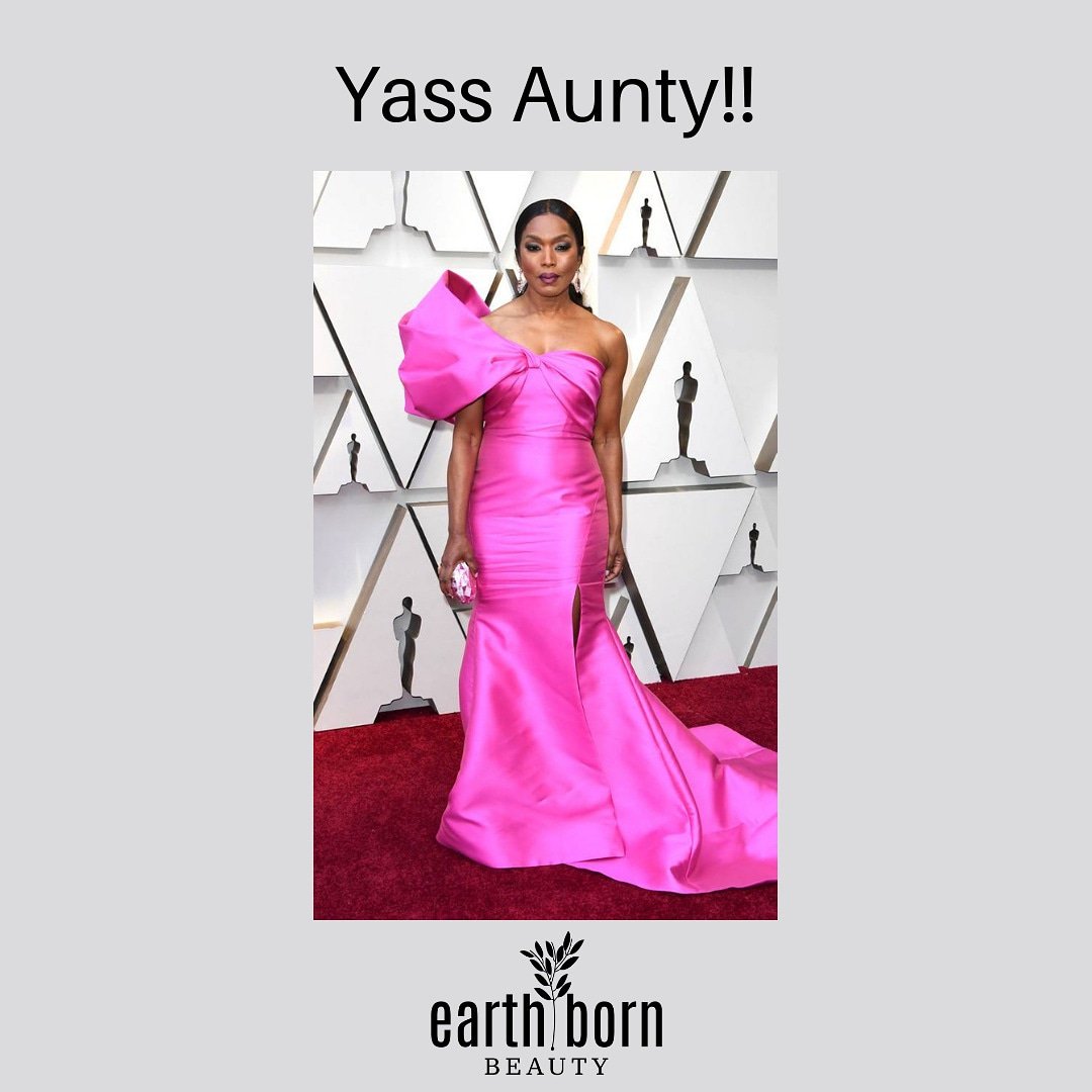 EarthBornBeauty's tweet photo. Aunty is out here serving it! Her skin is glowing! Black don't crack what? 60 years old she does not look! #angelabassett #oscars #Oscars2019 #oscarsredcarpet #plantbasedskincare #greenbeauty #consciousskincare #creationsfromcreation #earthbornbeauty #ebornbeauty https://t.co/Rzx4G6Nh4G