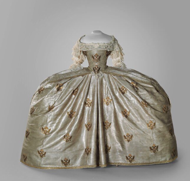A great virtual costume resource; Costumes of Russian Emperors and Empresses from the Moscow Kremlin funds kreml.ru/en-Us/exhibiti… #MuseumMonday #CoronationClothes