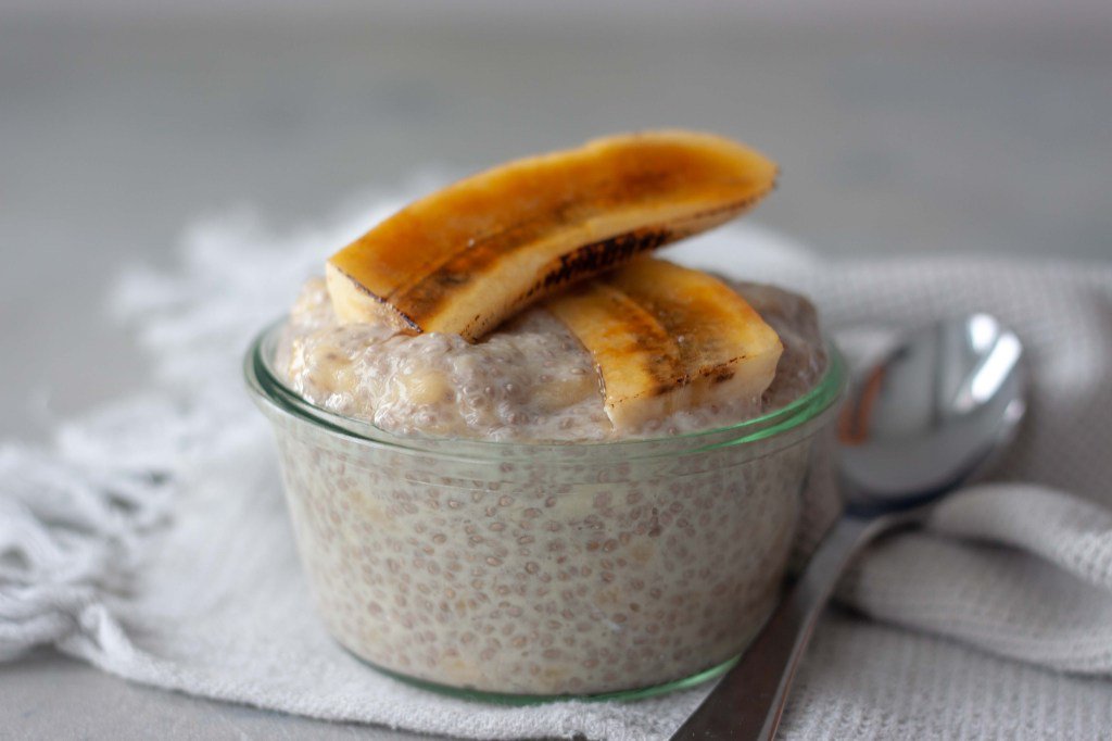 Banana Cream Pie Chia Pudding is a delicious and healthy way to enjoy your pie anytime! #paleo #glutenfree #vegan awhiskandtwowands.com/banana-cream-p…