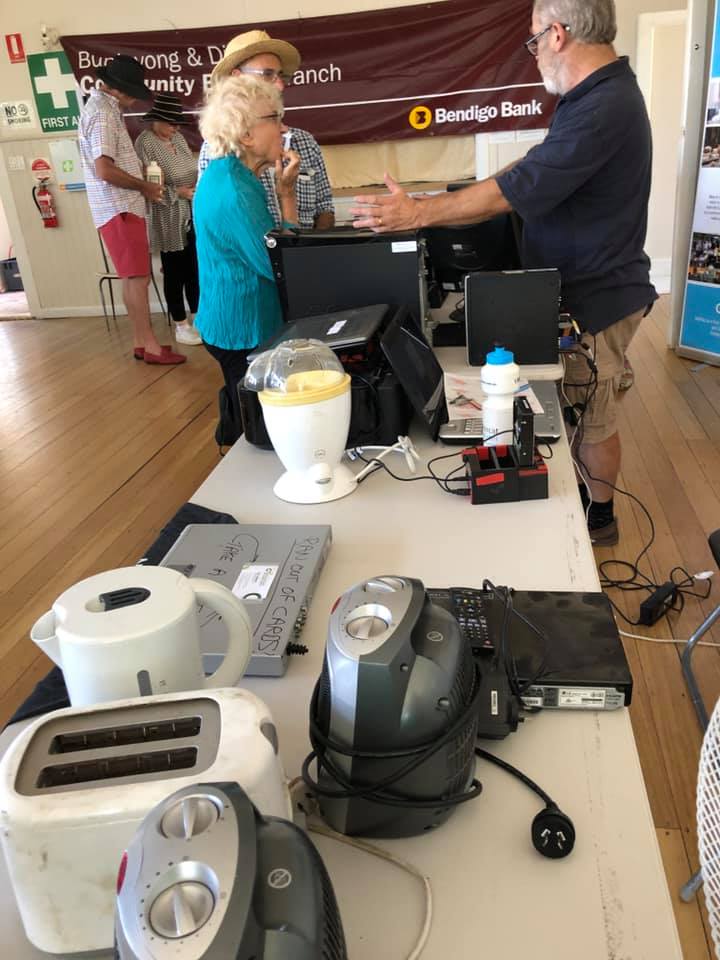 MendItAussie's tweet image. Yesterday we were in #buninyong for a #sustainableliving expo sharing with its #candocommunity about #ewaste #visiblemending #righttorepair and the #circulareconomy