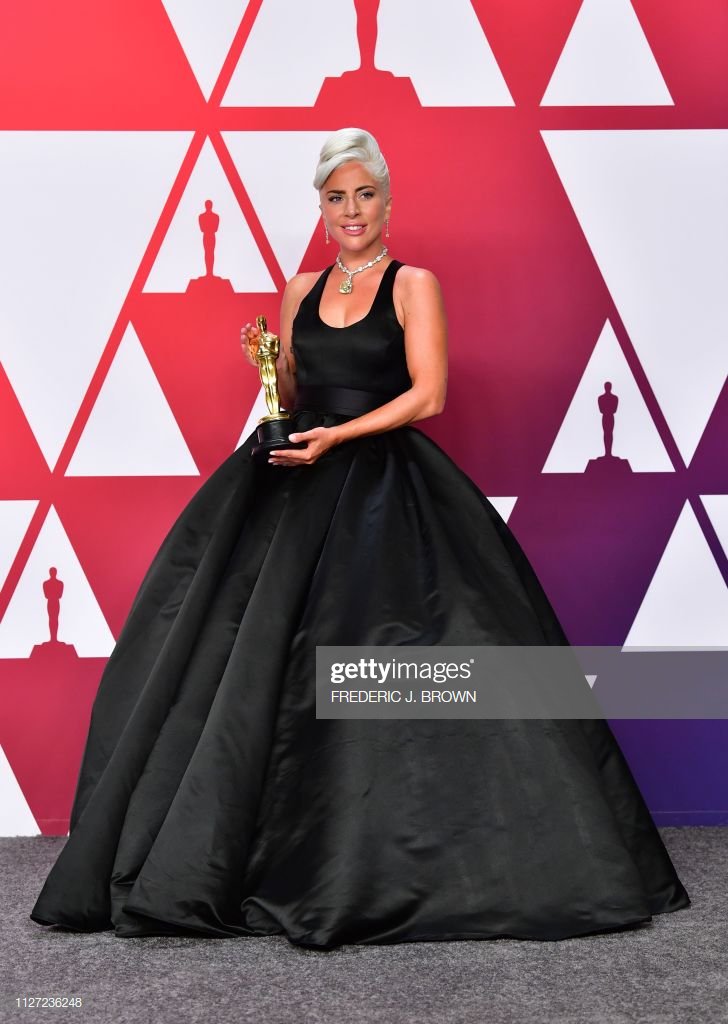GagaMediaNet's tweet photo. More photos of Lady Gaga posing in the press room with her Oscar! https://t.co/XO3jt8J7Z7