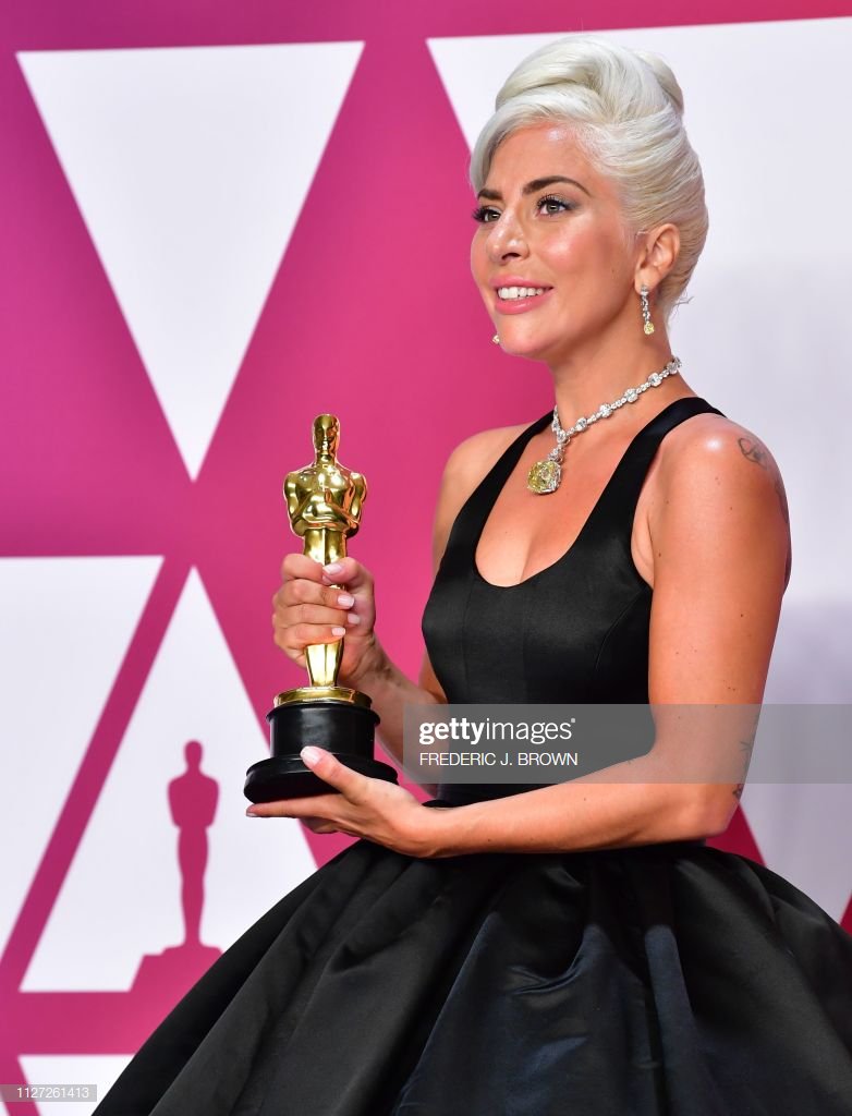 GagaMediaNet's tweet photo. More photos of Lady Gaga posing in the press room with her Oscar! https://t.co/XO3jt8J7Z7