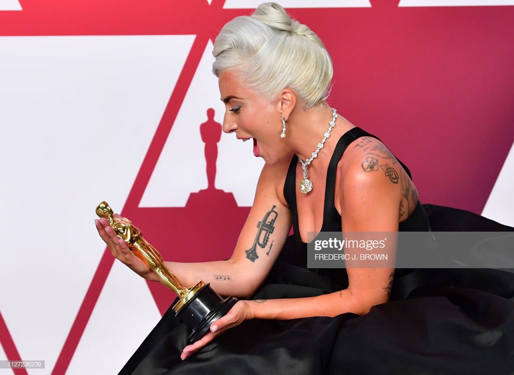 GagaMediaNet's tweet photo. More photos of Lady Gaga posing in the press room with her Oscar! https://t.co/XO3jt8J7Z7