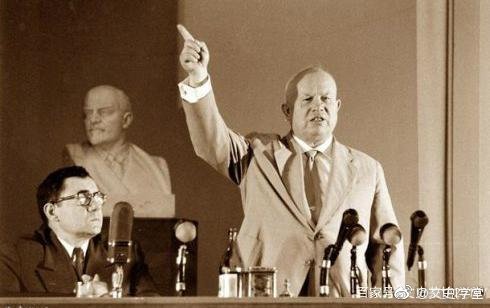 朱韵和on Twitter 1956年2月25日赫鲁晓夫 作了反斯大林的秘密报告 指责斯大林杀害了近百万群众 很多参会的代表在听取报告时呼天抢地 捶胸顿足 有人干脆晕了过去 参会的波兰前总统波莱斯瓦夫 贝鲁特受不了刺激和打击 突发心肌梗塞而猝死莫斯科 当晚至少还有两人