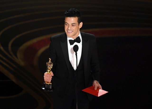 LadyGagaPopNet's tweet photo. Everyone tried to straighten Rami Malek's tie, but...  
#Oscars https://t.co/Is4NmSBdRp