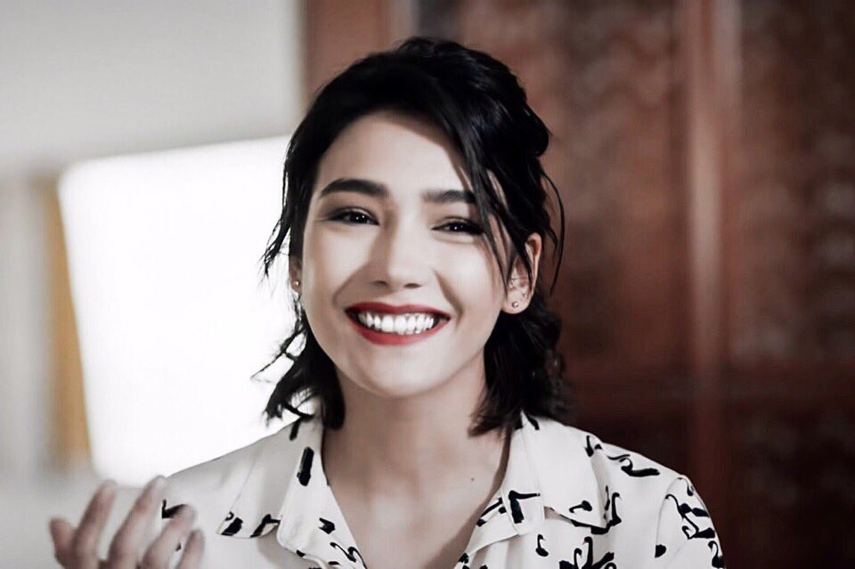 Bir yıl önce de buradaydık, o mesajı alınca, rt yapınca, teşekkürünü hissedince ne kadar mutlu olmuştuk ❤️ Samimiyetin ikinci adı sen ola bilirsin, güzel yüzlüm 💜 
İyi ki doğmuşsun, beraber hep nice senelere, ablacım 🤲🏻💞🧚🏻‍♀️ @aybukepusat #AybükePusat