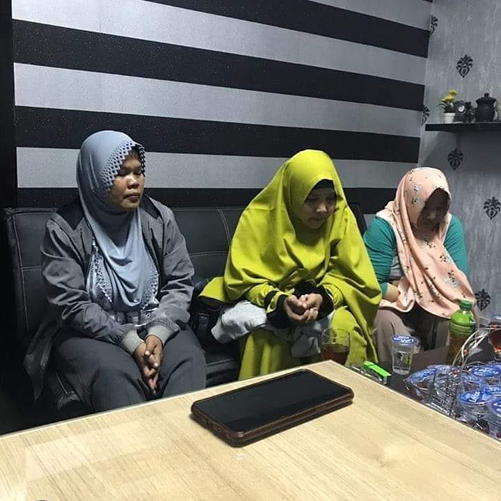 Ebong_Tamvan's tweet photo. Sudah byk "TUMBAL-TUMBAL" demi menjatuhkan JKW dg hoax lalu memihak dan menegakkan nama Prabowo..
Kalau sdh terjerat hukum spt ini,PRABOWO sbg JUNJUNGAN KALIAN BISA APA???
Kalau door to door sebar hoax demi duit 100 atau 200an sini gue kasih...
#SaveOtak https://t.co/6JqKHUa2k7