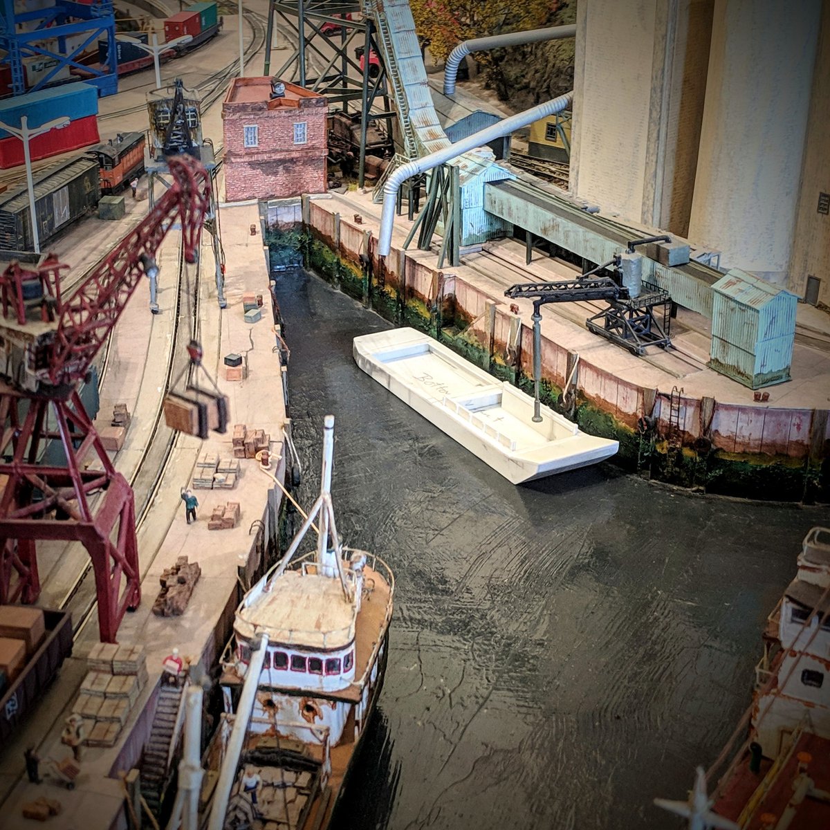 TDioramas's tweet photo. A quick test fitting of the new vessel in its designated place. I'm so excited to model vessels again!
#nscale #hoscale #modelbuilding #modelrailroad #modelrailways #scratchbuiltmodel #scratchbuilding #styrene #modelship #miniatures #funwithmodeltrains #worldofminiatures #barge https://t.co/eFtOVzMgIW