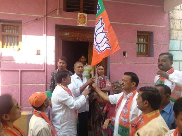 SDHiregoudar's tweet photo. ನಮ್ಮ_ಮನೆ_ಬಿಜೆಪಿ_ಮನೆ 
#ನಮ್ಮ_ಪರಿವಾರ_ಬಿಜೆಪಿ_ಪರಿವಾರ

#ಇಂದು 2 ನೇ ದಿನ ಮುದ್ದೇಬಿಹಾಳ ತಾಲೂಕಾ ಬಿಜೆಪಿ ಪ್ರಚಾರ ಸಮಿತಿ ಅದ್ಯಕ್ಷರಾಗಿ ಮಾನ್ಯ ಶಾಸಕರಿಂದ ಅಧಿಕಾರ ಸ್ವೀಕರಿಸಿ ಮಾನ್ಯ ಶಾಸಕರ  ಜೊತೆಗೂಡಿ ಅಸಂಖ್ಯಾತ ಕಾರ್ಯಕರ��ತರೊಡನೆ ಪ್ರತಿ_ಮನೆಗಳಿಗೆ_ತೆರಳಿ_ಮೋದಿಯವರ_ಪರ_ಬಿರುಸಿನ  ಪ್ರಚಾರ ನಡೆಸಲಾಯಿತು https://t.co/1MtGjnAGDD