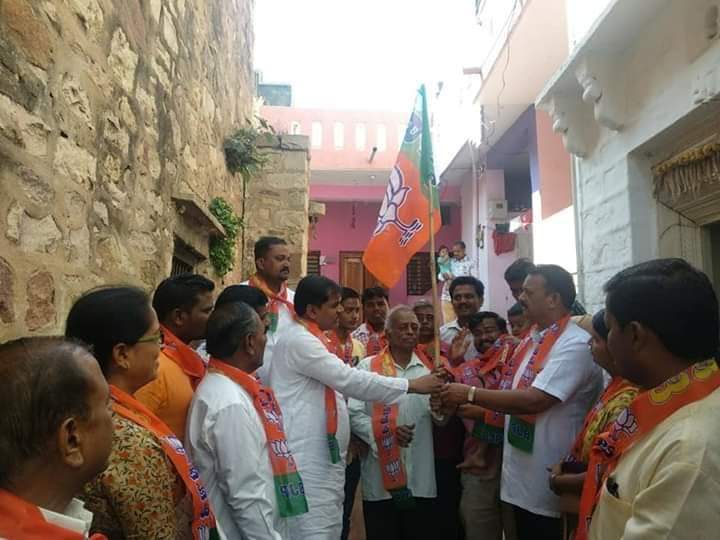 SDHiregoudar's tweet photo. ನಮ್ಮ_ಮನೆ_ಬಿಜೆಪಿ_ಮನೆ 
#ನಮ್ಮ_ಪರಿವಾರ_ಬಿಜೆಪಿ_ಪರಿವಾರ

#ಇಂದು 2 ನೇ ದಿನ ಮುದ್ದೇಬಿಹಾಳ ತಾಲೂಕಾ ಬಿಜೆಪಿ ಪ್ರಚಾರ ಸಮಿತಿ ಅದ್ಯಕ್ಷರಾಗಿ ಮಾನ್ಯ ಶಾಸಕರಿಂದ ಅಧಿಕಾರ ಸ್ವೀಕರಿಸಿ ಮಾನ್ಯ ಶಾಸಕರ  ಜೊತೆಗೂಡಿ ಅಸಂಖ್ಯಾತ ಕಾರ್ಯಕರ��ತರೊಡನೆ ಪ್ರತಿ_ಮನೆಗಳಿಗೆ_ತೆರಳಿ_ಮೋದಿಯವರ_ಪರ_ಬಿರುಸಿನ  ಪ್ರಚಾರ ನಡೆಸಲಾಯಿತು https://t.co/1MtGjnAGDD