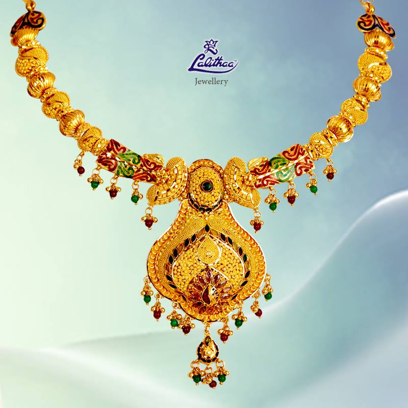 This precious Kolkata necklace from Lalithaa Jewellery would sure present you much charming than ever! #KolkataJewelleryCollection #KolkataNecklace #KolkataCollection #LalithaaJewellery