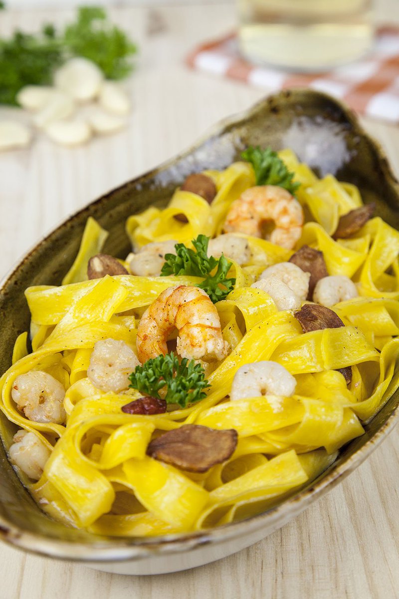 ¡Así empezamos la semana de otra forma! 😋 
Ovalina de pasta fresca Papardelle con salsa peperoncino, ajo y gambas 🌶🍤🌶🍤 ¿Compartes? 

#lanicoletta #pastalover #pasta #restauranteitaliano #papardelle #peperoncino