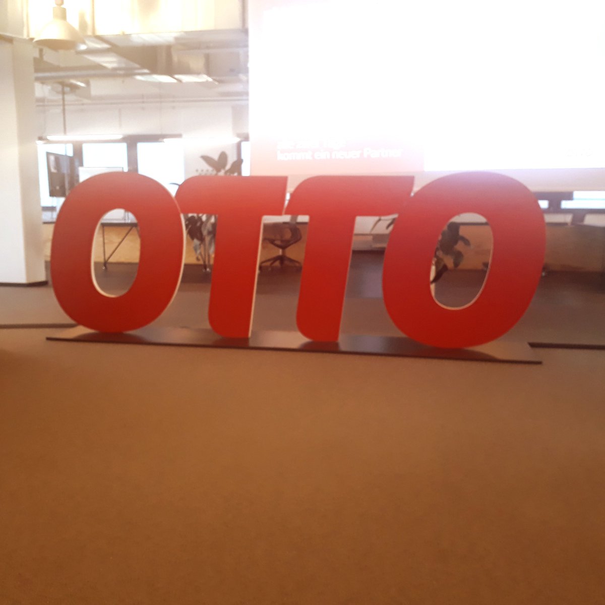 PR_Studierende's tweet photo. Die Bilanz-PK von #OTTO hat gezeigt: Der Onlinehändler wächst zum neunten Mal in Folge und investiert rund 100 Millionen Euro in die Weiterentwickelung der Plattform. Danke an #PRCareerCenter und #OTTOCOMMS für diese tolle Erfahrung! #facts2go #YoungPRPros https://t.co/4coUVANnYS
