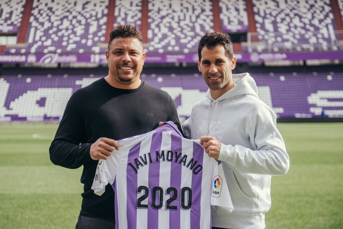 Ronaldo y Moyano posan con la camiseta del Pucela.