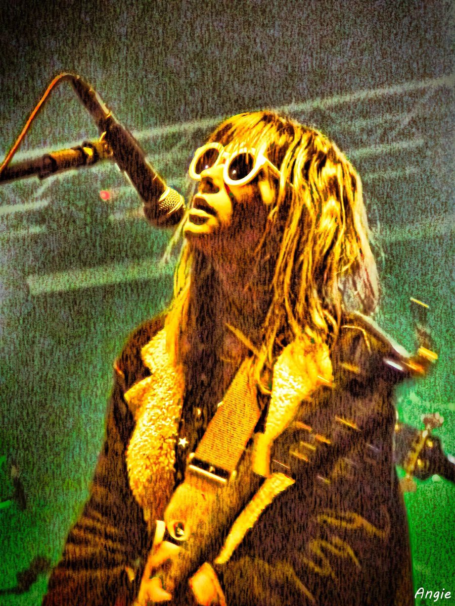 📸 of <a href="/loubpili/">Lou B.Pili</a> on stage during our 2016 tour of France 🚀